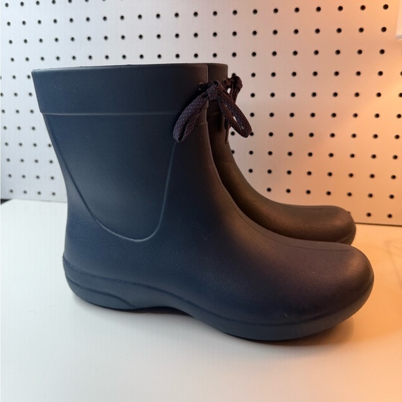 Women’s Crocs Freesail Shorty Rain Boot 203851 in Dark Navy Women's Size 8 - Picture 5 of 16